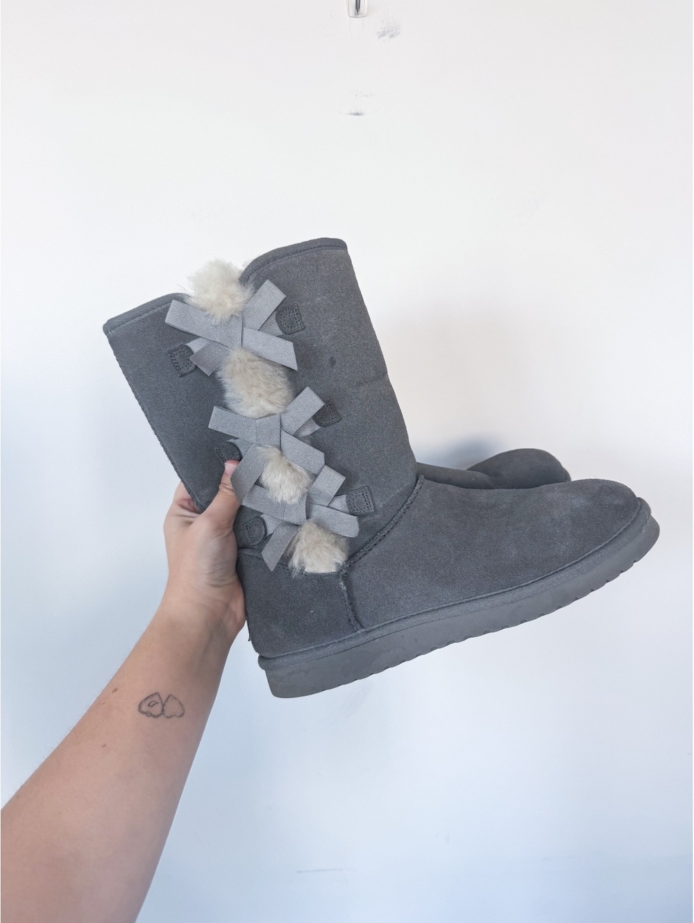Koolaburra by UGG 1015875 Victoria Tall Gray Suede Faux Fur Lined Bow Boots Sz 9